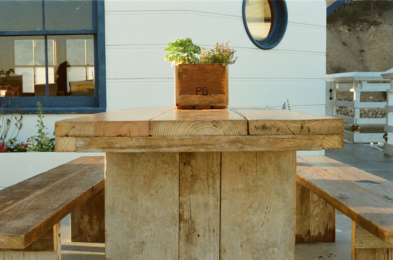 Comment choisir une table basse en bois pour sa terrasse ?